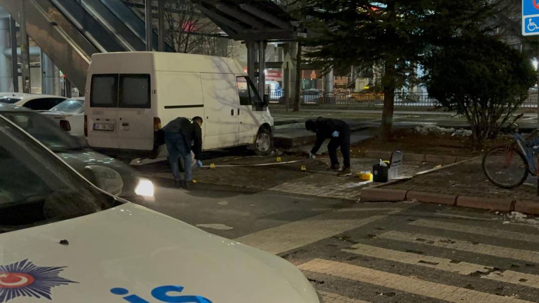 Önce kıyafetlerine karıştı, sonra bıçakladı: 3 yaralı 4